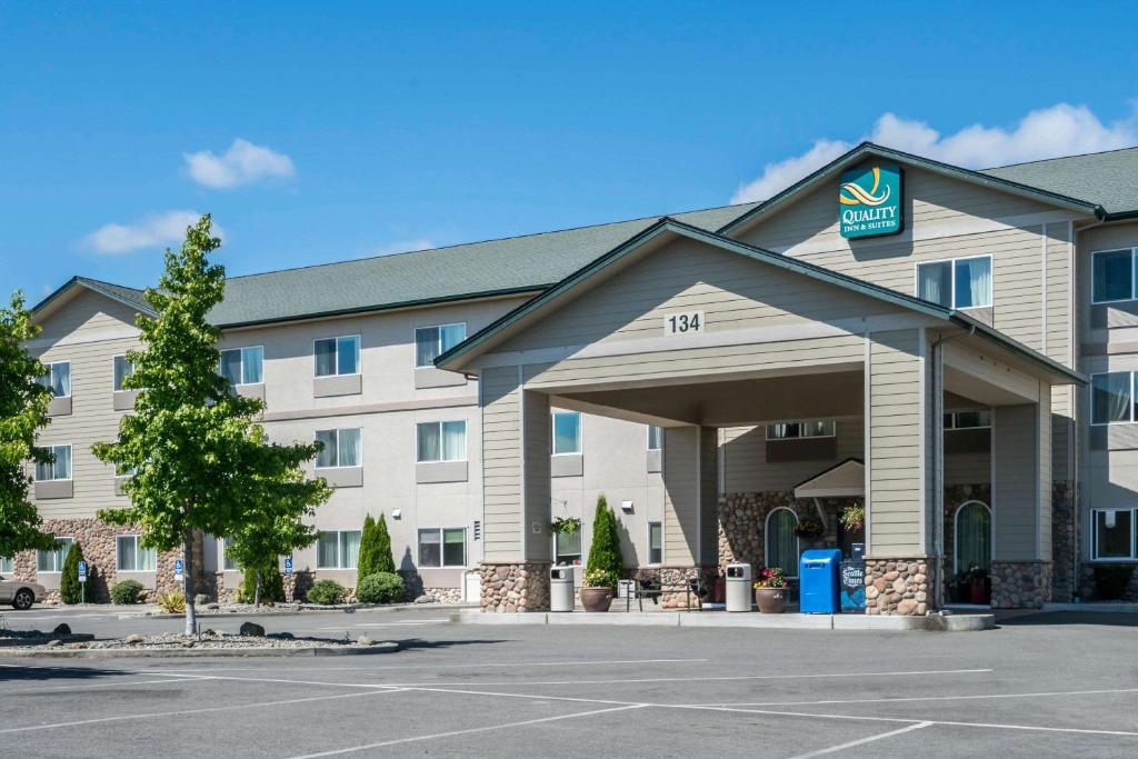 Quality Inn & Suites at Olympic National park Main image 1